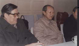 1986年谷超豪院士与南京大学校长曲钦岳教授在数学学会工作会议上