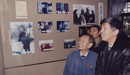 王元、杨乐与金坛市副市长一同参观华老纪念馆